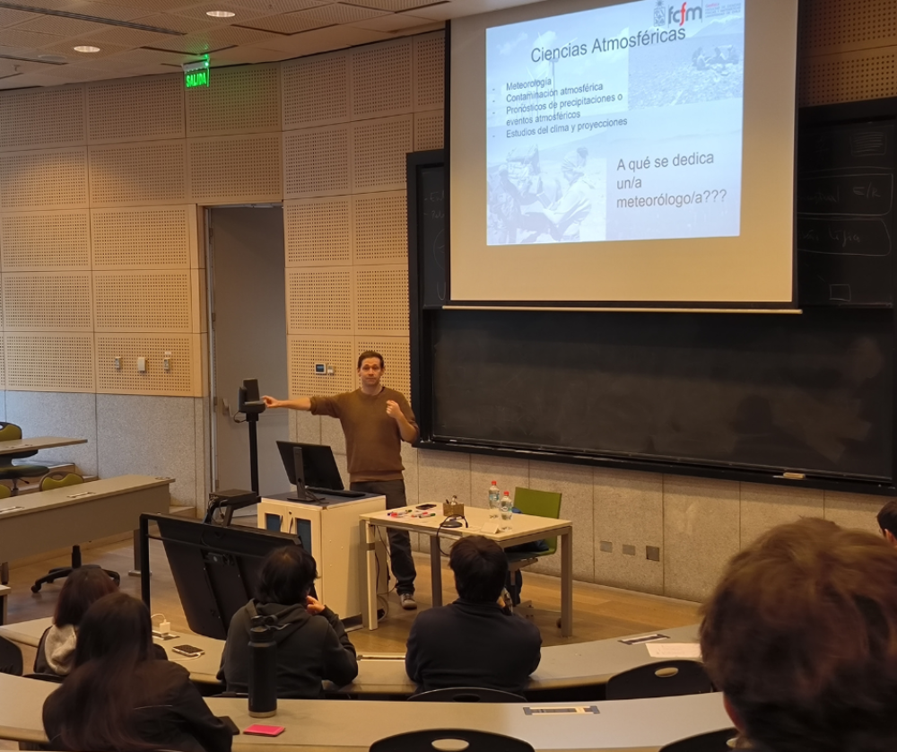 En la Semana Vocacional 2025, el jefe docente del Departamento de Geofísica, Daniel Díaz, participó con una charla sobre la carrera de Geofísica de la Facultad de Ciencias Físicas y Matemáticas.
