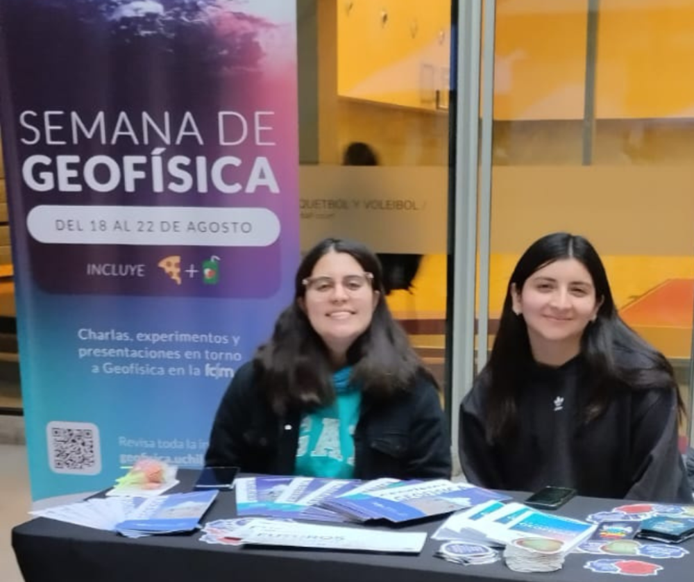 Las estudiantes de la carrera de Geofísica, Karla Galleguillos y Sofía Moraga, en el stand de Geofísica de la Feria Vocacional 2025.