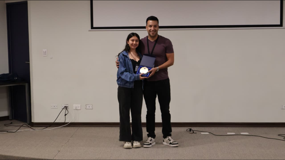 La estudiante del DGF, Fernanda Kroff, obtuvo el premio a la mejor presentación en la categoría “Estudiante de Geofísica”, por su trabajo sobre digitalización y reanálisis de sismogramas de réplicas del terremoto de Valdivia 1960.