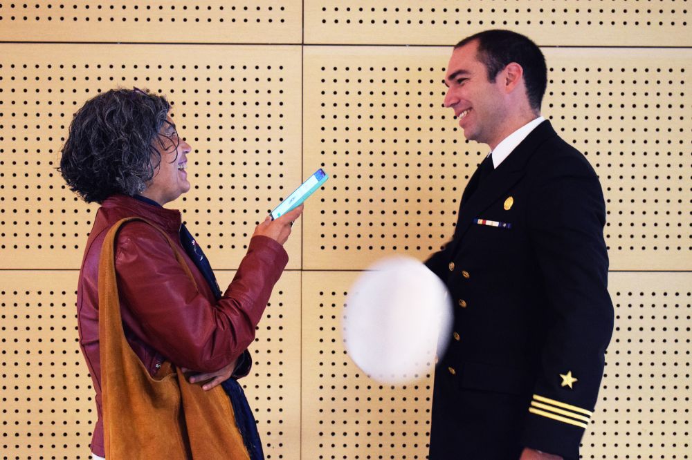 El oficial Matías Sifón luego de exponer su tesis "Propuesta para evaluar amenazas de tsunami en un sistema de alerta temprana, utilizando modelamiento en tiempo cuasi-real".