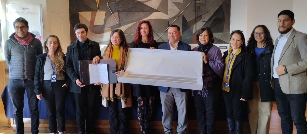 La entrega de los sismogramas de septiembre de 1973 se realizó durante la ceremonia "“Ecos de 1973: Memoria Sísmica del Golpe de Estado” organizada por la Dirección de Vinculación Externa de la FCFM.