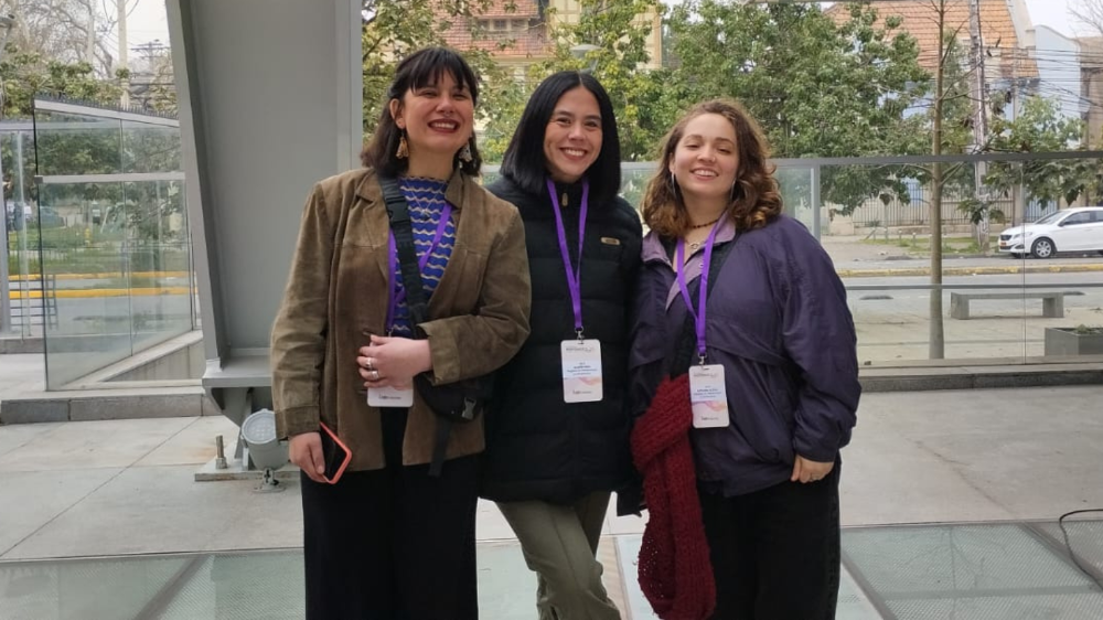 En el simposio de postgrado 2025, las tesistas Isadora Ziller, Alanis Páez y Catalina Alzola, presentaron trabajos sobre flujo de calor sensible, concentraciones de isopreno y ozono, señales sísmicas del volcán Calbuco.