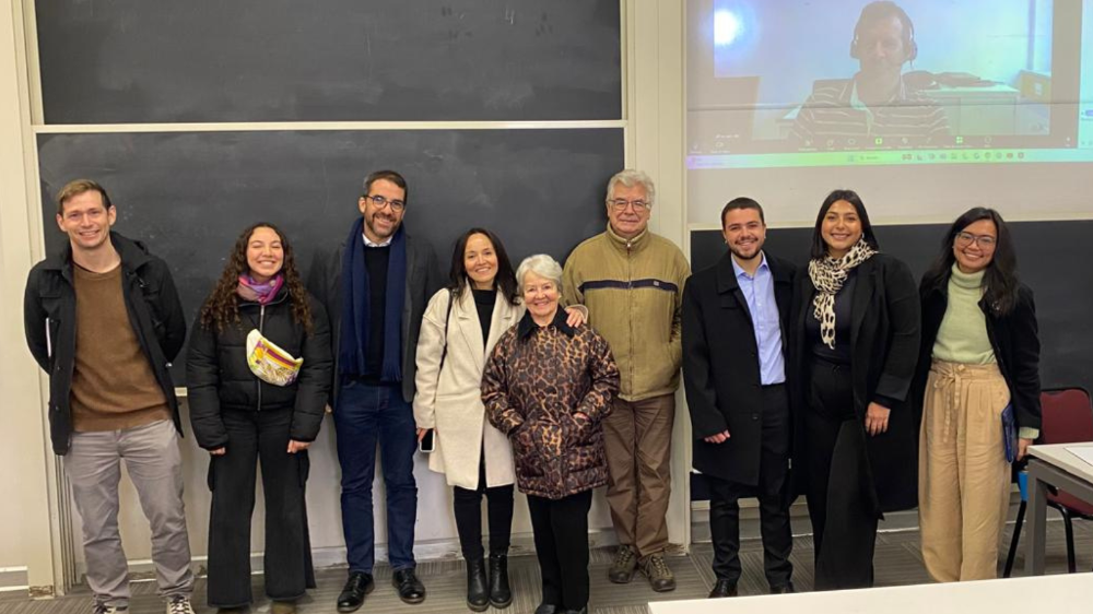 El titulado y magíster en ciencias mención Geofísica, Pablo Schwarze, junto a su familia y parte del cuerpo docente del DGF.