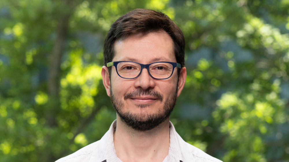 El académico del DGF, Rodrigo Seguel, explicó que la adjudicación del FONDEQUIP Mayor 2025 impulsará “el estudio de especies reactivas de alto interés para el sistema atmosférico y climático a escalas local, regional y hemisférica”.