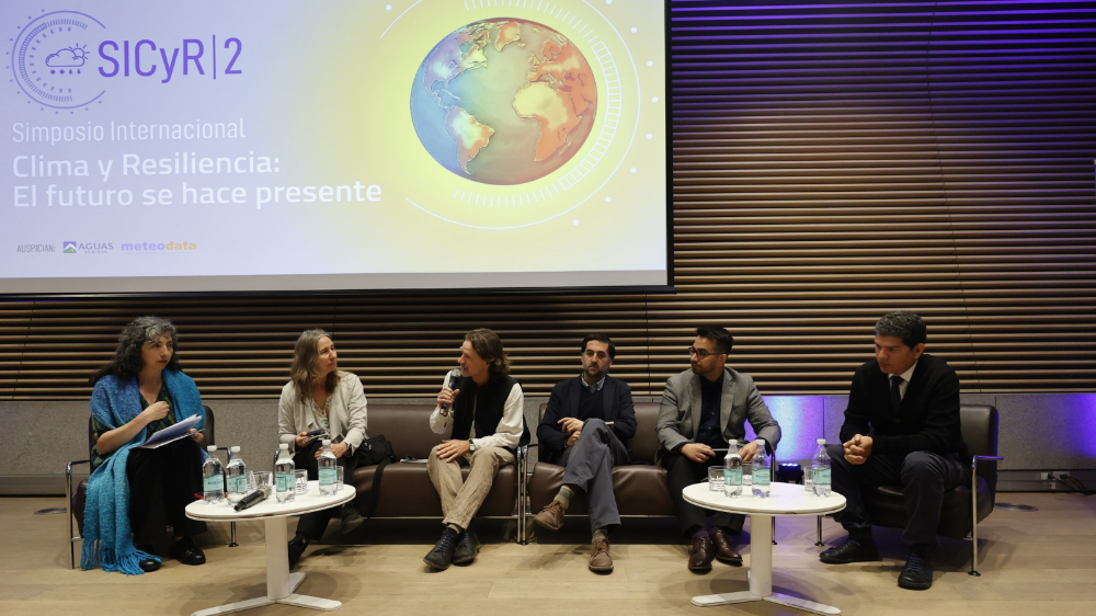 Durante la jornada inaugural del Simposio "Clima y Resiliencia" se realizó la conferencia plenaria, “Carbono Neutralidad y Resiliencia Climática”, coordinada por la y el investigador del CR2, Cecilia Ibarra y Mauricio Galleguillos.
