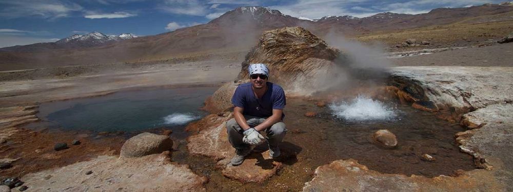 El geofísico desarrolló un sistema que permitiría detectar erupciones volcánicas con cuatro días de anticipación.