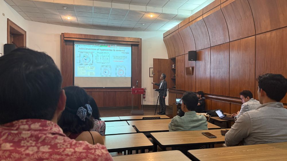 Durante su estadía en la Universidad de Chile, el sismólogo japonés, Satoshi Ide, ofreció las charlas, “Física de los terremotos Lentos y Rápidos” y “Predictibilidad Sísmica”.