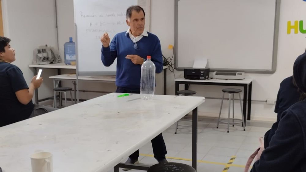 “Ustedes serán las y los primeros estudiantes de enseñanza básica y media que participarán en nuestro proyecto de ciencia ciudadana”, dijo el profesor Aceituno a las y los participantes en los talleres de Pluviometría realizados en Til Til.