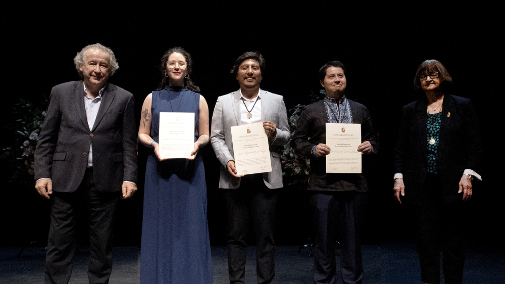 El decano de la Facultad de Ciencias Físicas y Matemáticas (FCFM), Francisco Martínez, la y los egresados del DGF, Andrea Navarro, Javier Ojeda y Francisco Uribe; y la rectora de la U. de Chile, Rosa Devés.