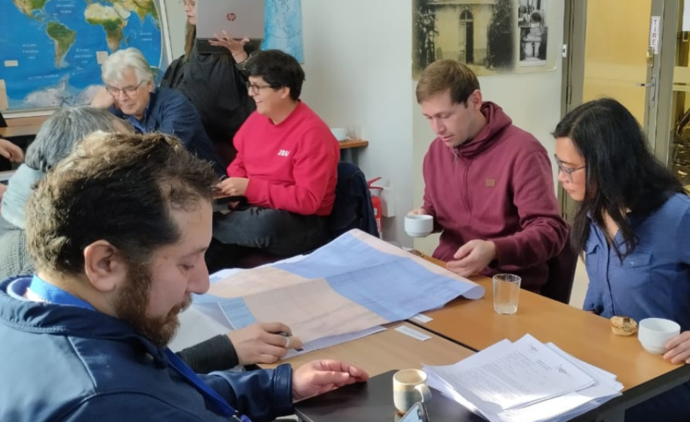 El académico del DGF, Emilio Vera; el representante del CEGEOF, José Tomás De la Peña; el jefe docente del DGF, Daniel Díaz; y la académica y el académico del DGF, Sarah Oliva y Francisco Ortega Culaciati.