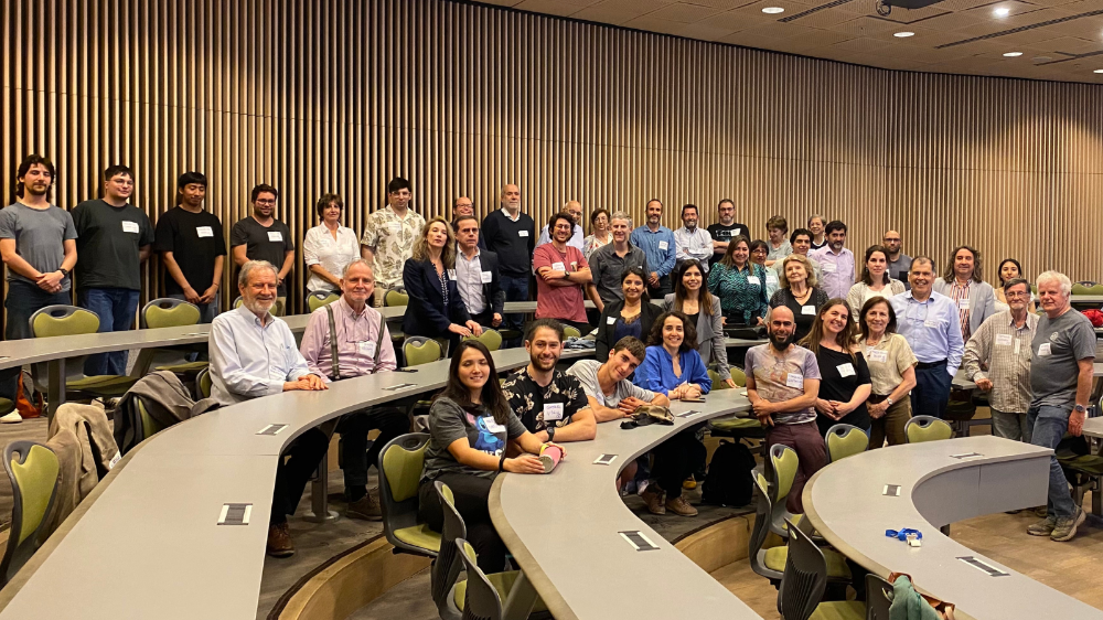 Las y los participantes del proyecto Pluviómetros Ciudadanos concluyeron sus actividades de 2025 con un seminario realizado en la Facultad de Ciencias Físicas y Matemáticas de la Universidad de Chile.