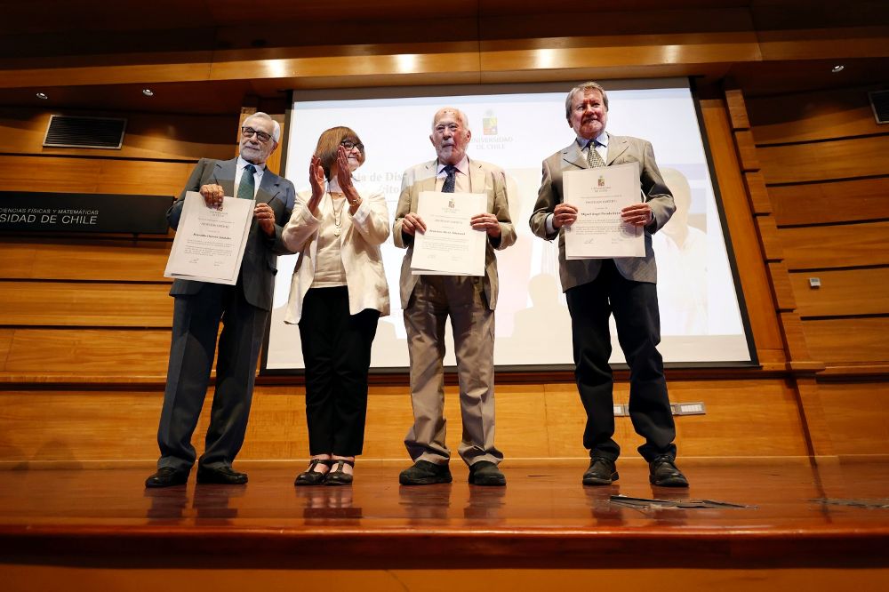 De izquierda a derecha: Reynaldo Charrier, rectora Rosa Devés, Francisco Hervé y Miguel Ángel Parada.