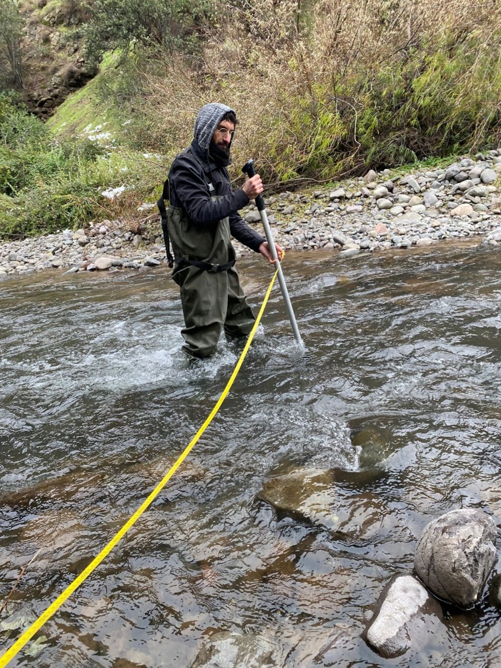 El Dr. Macchioli midiendo caudales de agua en la cuenca del Mapocho.