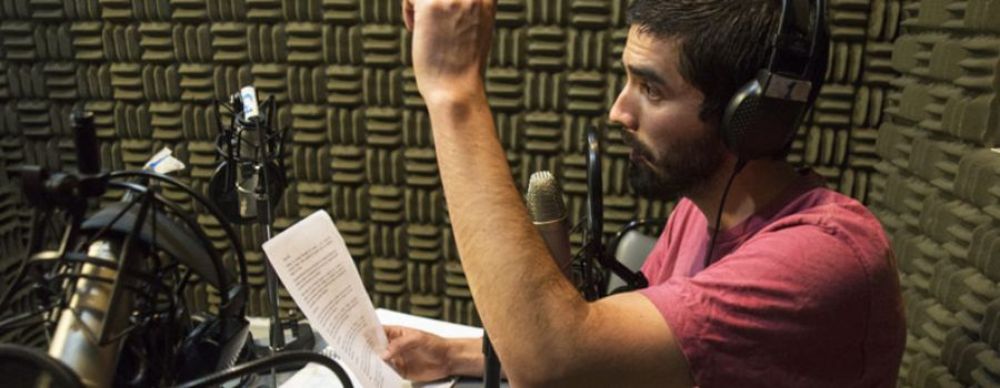 Fotografía locutor de la carrera de periodismo