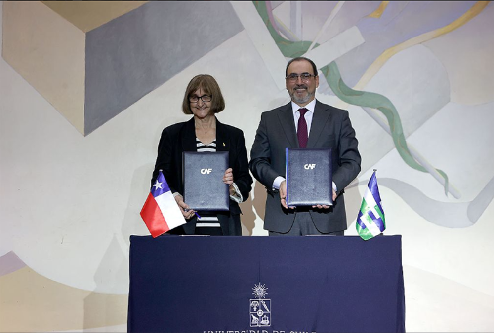 Durante la ceremonia se realizó la firma del Convenio de Ejecución entre CAF y la Universidad de Chile, cuyo objetivo es brindar soporte al Programa Estratégico de Apoyo y Fortalecimiento de la Integración Sudamericana.