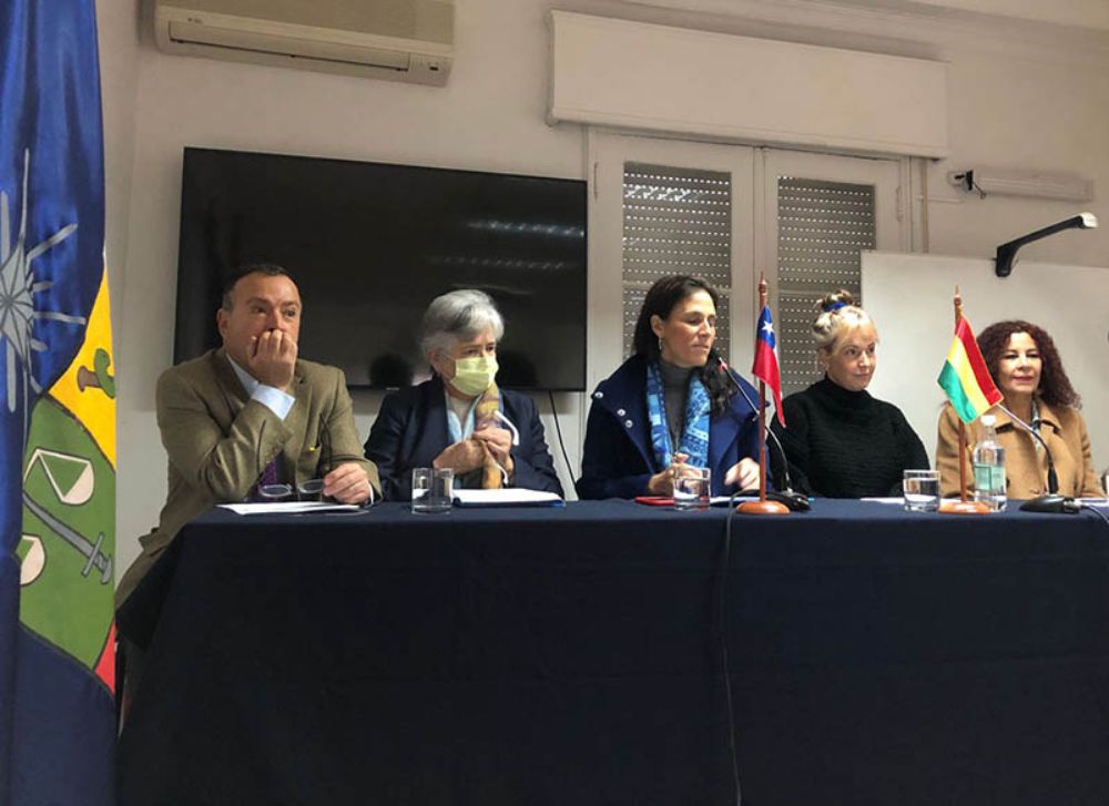 El Cónsul General de Chile en Bolivia, Fernando Velasco; Anita de Aguirre, coordinadora del Grupo de Mujeres Chile-Bolivia; Dorotea López, Directora del IEI; la representante de la Fundación Friedrich Ebert, Dra. Cäcilie Schilberg, y Elizabeth Salguero, también coordinadora del Grupo Mujeres Chile-Bolivia.