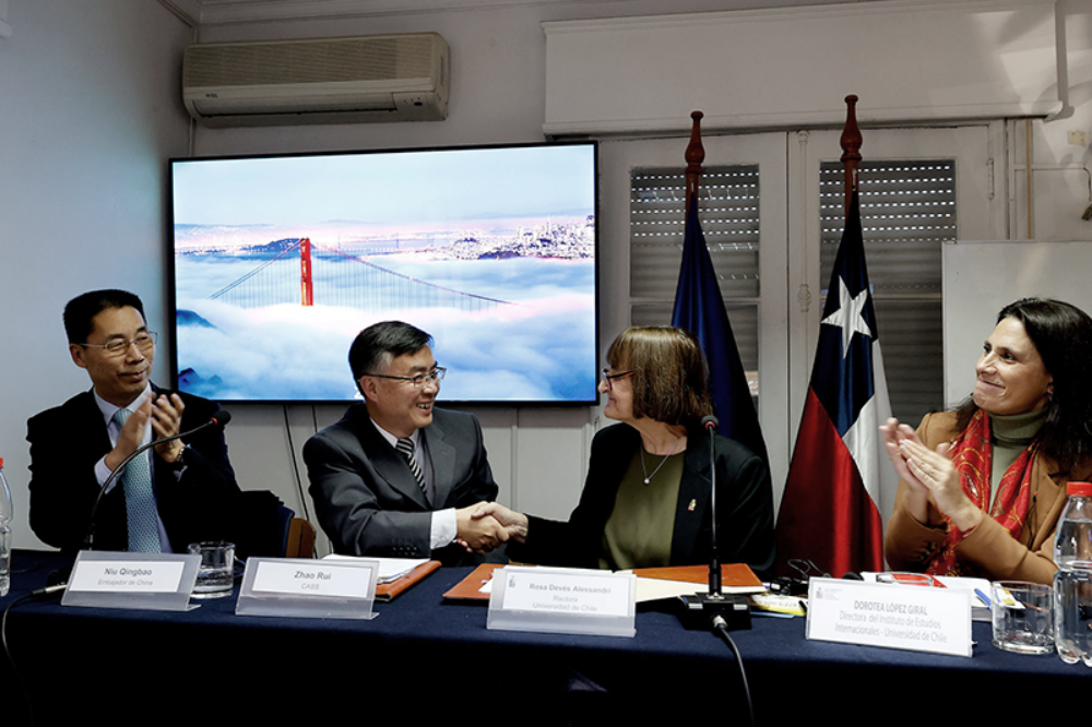 El Embajador de China, Niu Qingbao; el Vicerrector de CASS, Zhao Rui; la Rectora de la Universidad de Chile, prof. Rosa Devés, y la Directora del IEI, prof. Dorotea López.