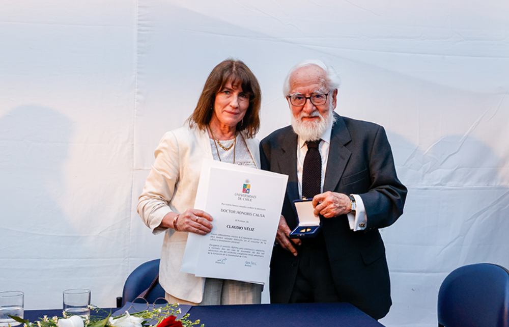 La Rectora (S) de la Universidad de Chile, profesora Alejandra Mizala Salces, distingue al profesor Claudio Véliz Soza con el reconocimiento “Doctor Honoris Causa”.