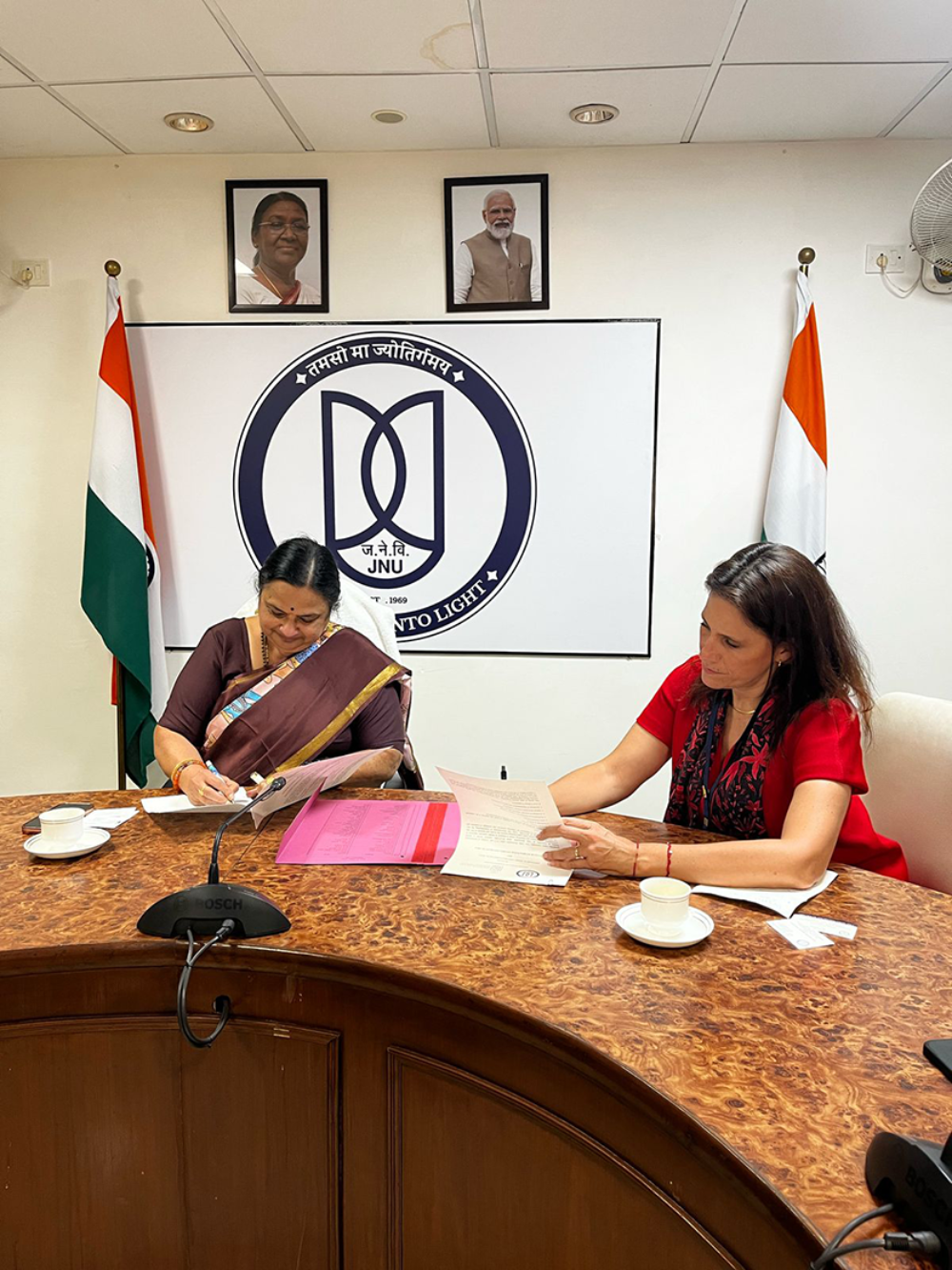 El acuerdo suscrito con la Universidad Jawaharlal Nehru vendrá a complementar el Programa de Estudios sobre India, que próximamente será presentado en el IEI