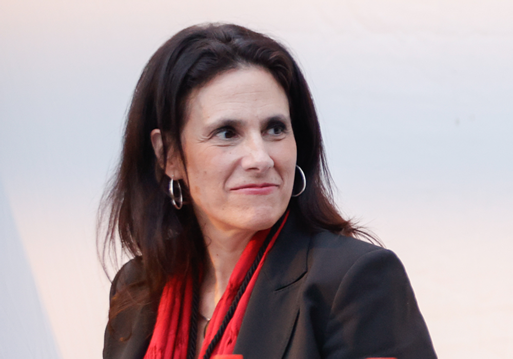 La Directora del IEI, profesora Dorotea López Giral, destacó la trayectoria del profesor Véliz y calificó la ceremonia como un puente entre el pasado, presente y futuro, el cual deberán escribir los alumnos egresados de los programas de Magíster y Postítulo, a quienes también estuvo dedicada esta jornada.