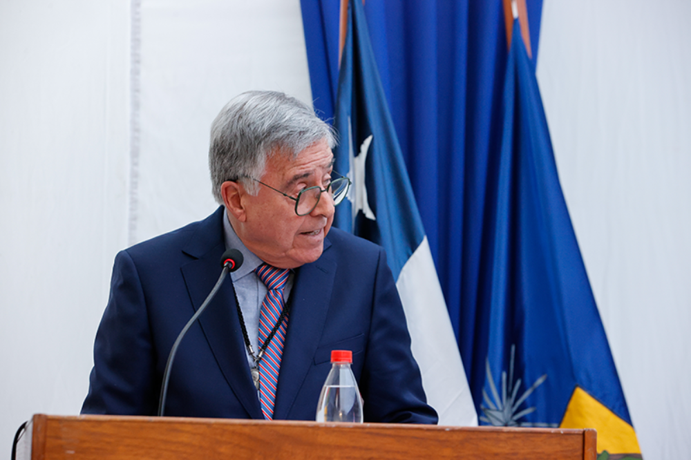 El Profesor Emérito y ex Director del Instituto, el académico José Morandé Lavín, realizó una sentida semblanza del profesor Claudio Véliz Soza.