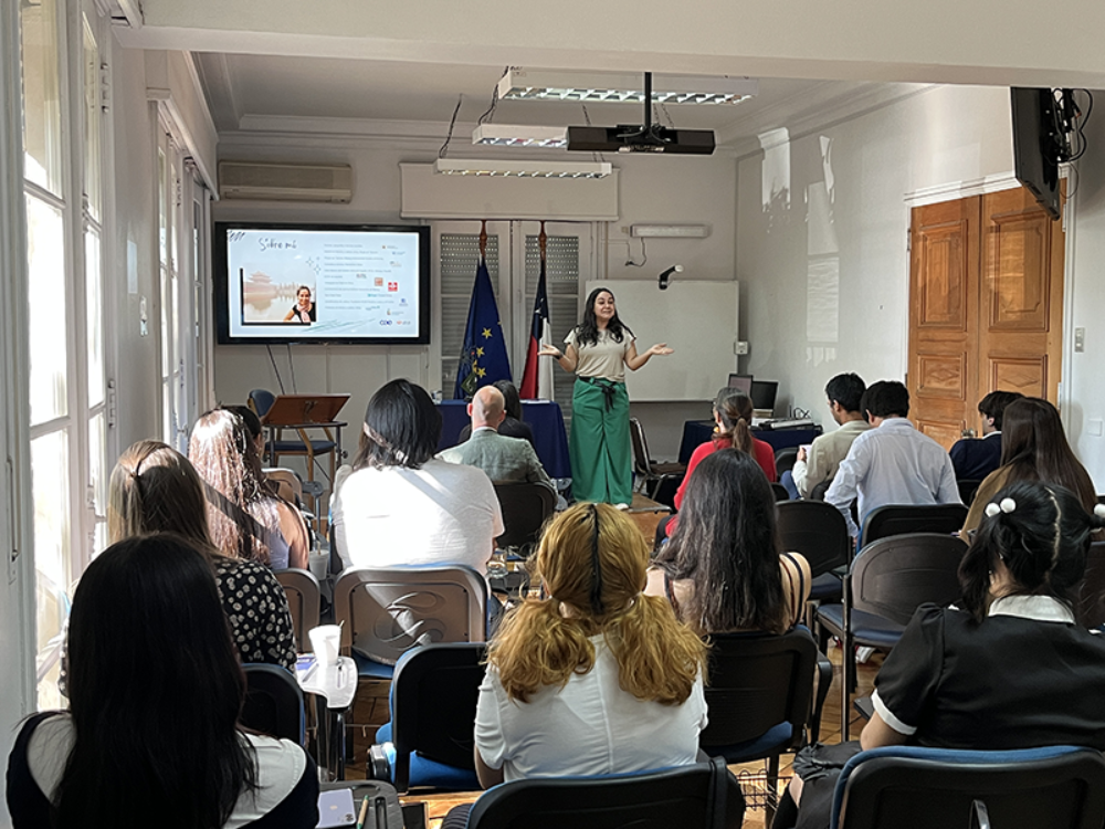 Andrea Mella, de la Embajada China y profesora en nuestra Licenciatura.
