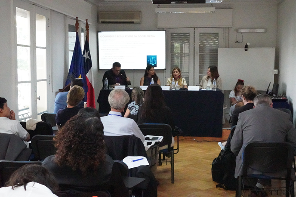 El panel “Comercio inclusivo en materia de género en el Sur Global” estuvo a cargo de Gerald Solano, quien compartió testera con María Fernanda Roco, Simonetta Zarilli y Camila Flores.