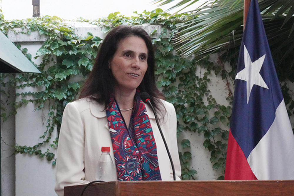 La Directora del IEI, prof. Dorotea López, honró el recuerdo del profesor Eugenio Chahuán, académico que luchó tenazmente por la creación de la carrera de Internacionalista.