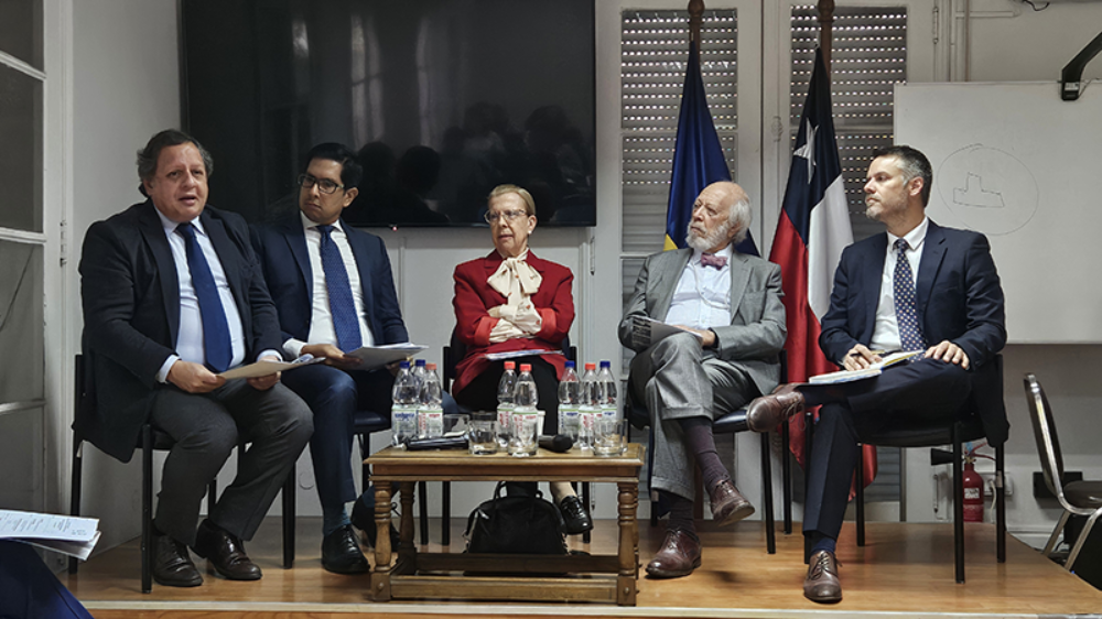 La primera mesa redonda del encuentro contó con la participación del Titular de la Cátedra OMC Ecuador, prof. Michel Levi; el Titular de la Cátedra OMC Perú, prof. Victor Saco; la Titular de la Cátedra OMC Costa Rica, prof. Rosmery Hernández (online); la Titular de la Cátedra OMC Brasil, prof. Vera Thorstense; Giorgio Sacerdoti, de Universidad Bocconi (Milán), y el Jefe de la División OMC de la SUBREI, Pablo Romero.