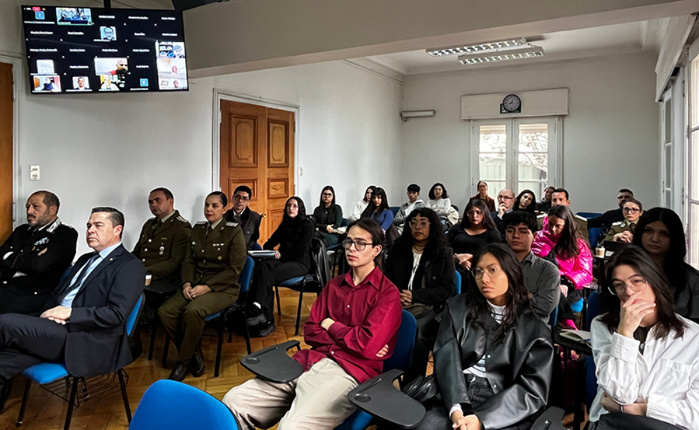 Gran interés, tanto de manera presencial como online, despertó este conversatorio en alumnos, académicos y público general.