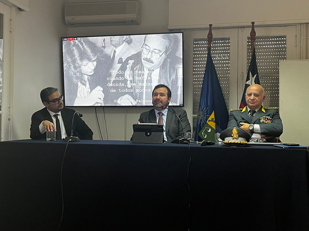 Ignacio Castillo Val, Director de la Unidad Especializada en Crimen Organizado y Drogas, de la Fiscalía Nacional, y el Colonnello Antonio Aiello, Agregado de la Guardia di Finanza d' Italia.