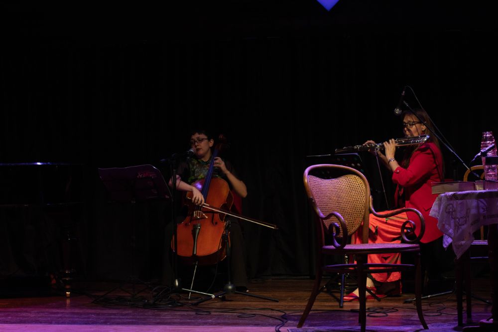 La agrupación musical, Bordes Ensamble, participó en el acto poético interpretando "Los Sonetos de la Muerte". 