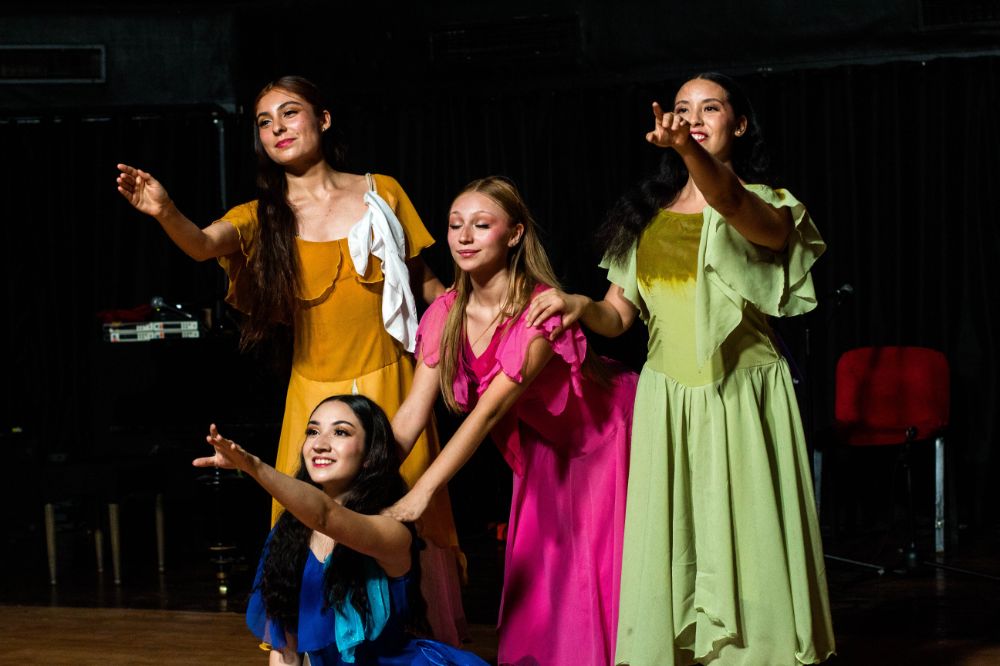 A las lecturas poéticas se sumaron las intervenciones coreográficas del Ballet Folklórico Antumapu, ampliando el espacio de reflexión en torno a la figura de la poetisa. 