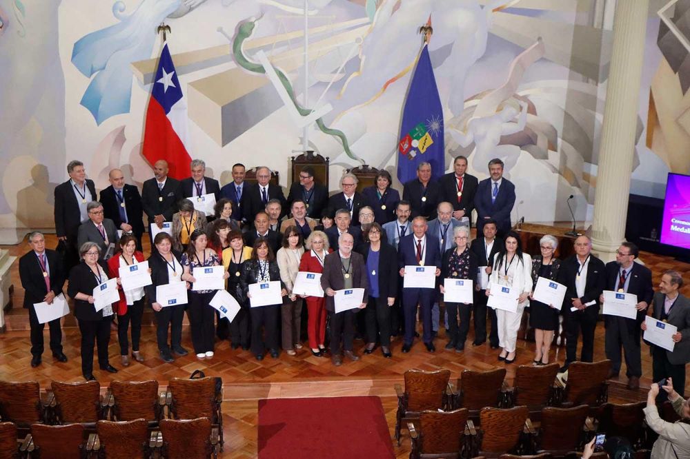 54 integrantes del personal académico y de colaboración recibieron medalla por sus 40 años de servicio