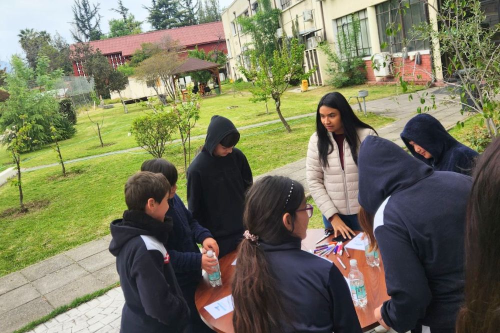 La profesora Johana López Polo con estudiantes del la Escuela FN 732 Chorombo Alto de María Pinto.