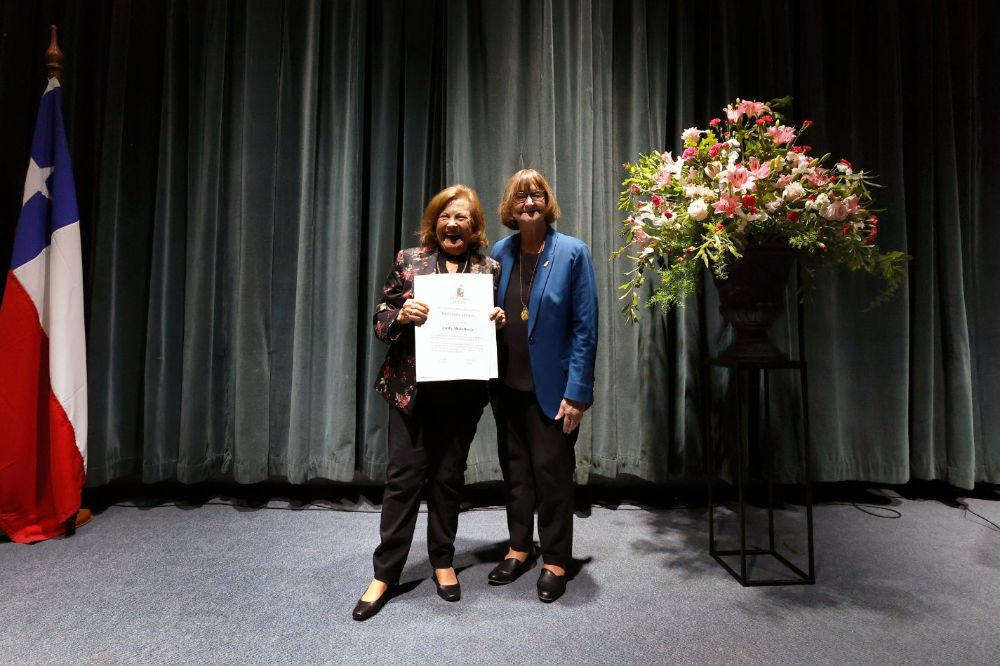 Dra. Cecilia Albala y la Rectora de la Universidad de Chile, Rosa Devés.