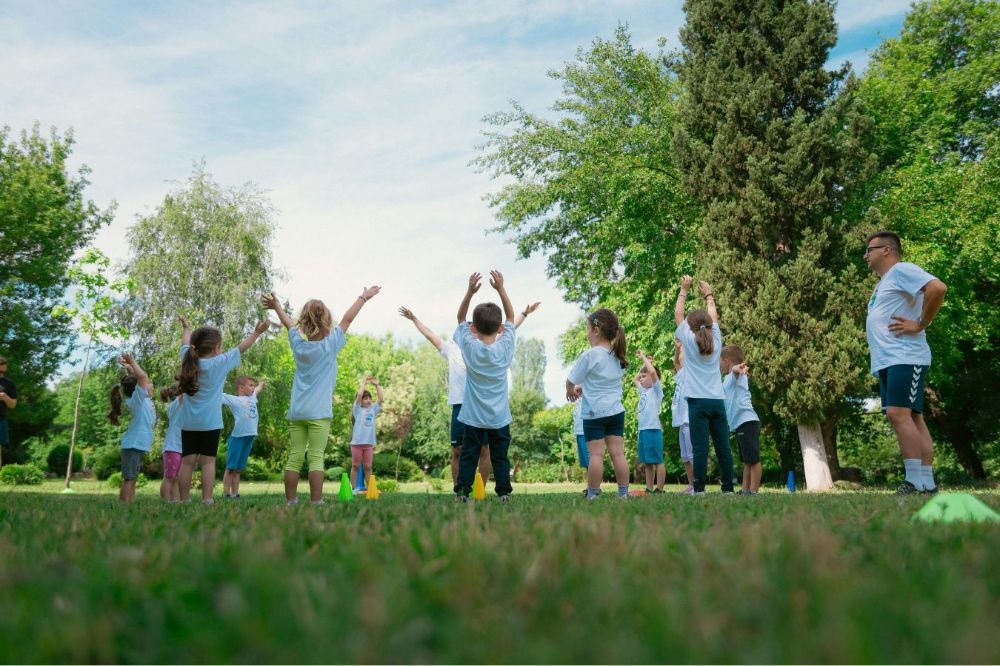 Niños haciendo ejercicio