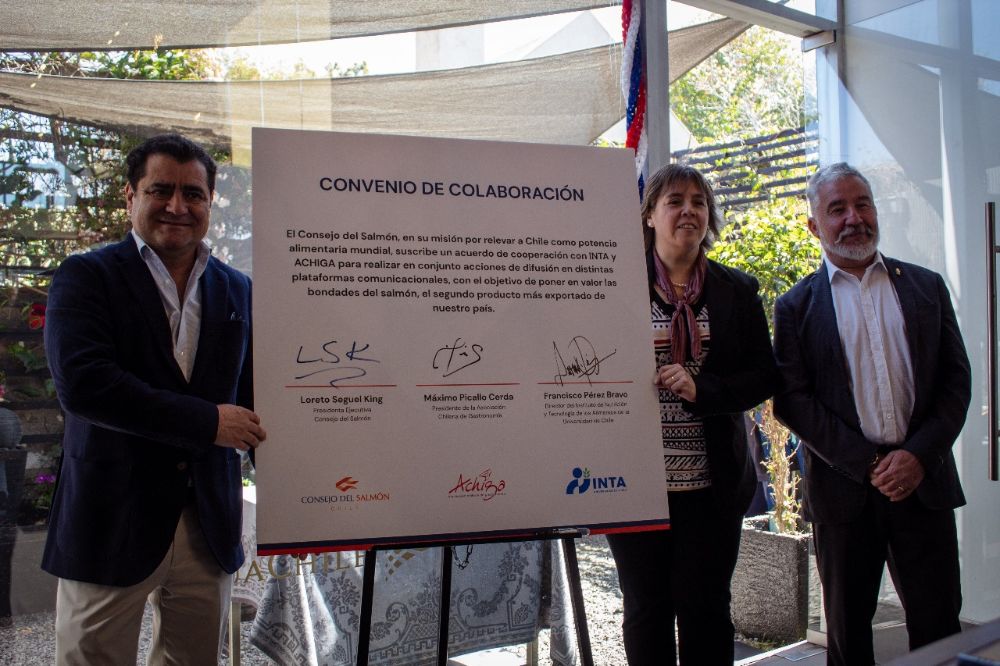 De izquierda a derecha: Máximo Picallo, presidente de ACHIGA; Loreto Seguel, presidenta ejecutiva del Consejo del Salmón; y el Prof. Francisco Pérez Bravo, director de INTA.