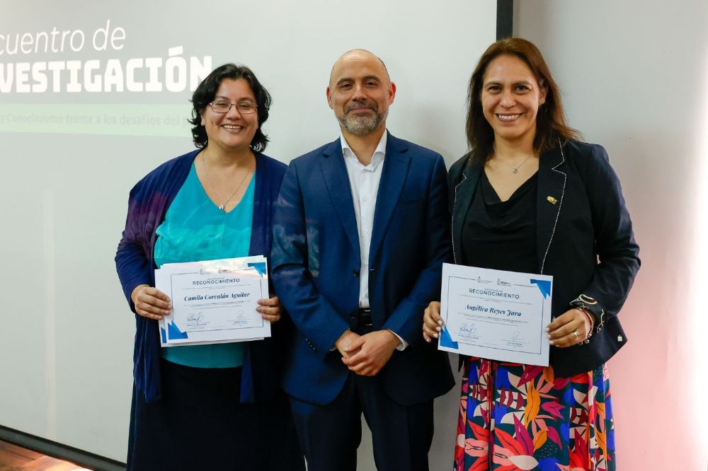 Dra. Camila Corvalán, el director de Investigación de la U. de Chile, Prof. Rómulo Fuentes; y la Dra. Angélica Reyes-Jara.