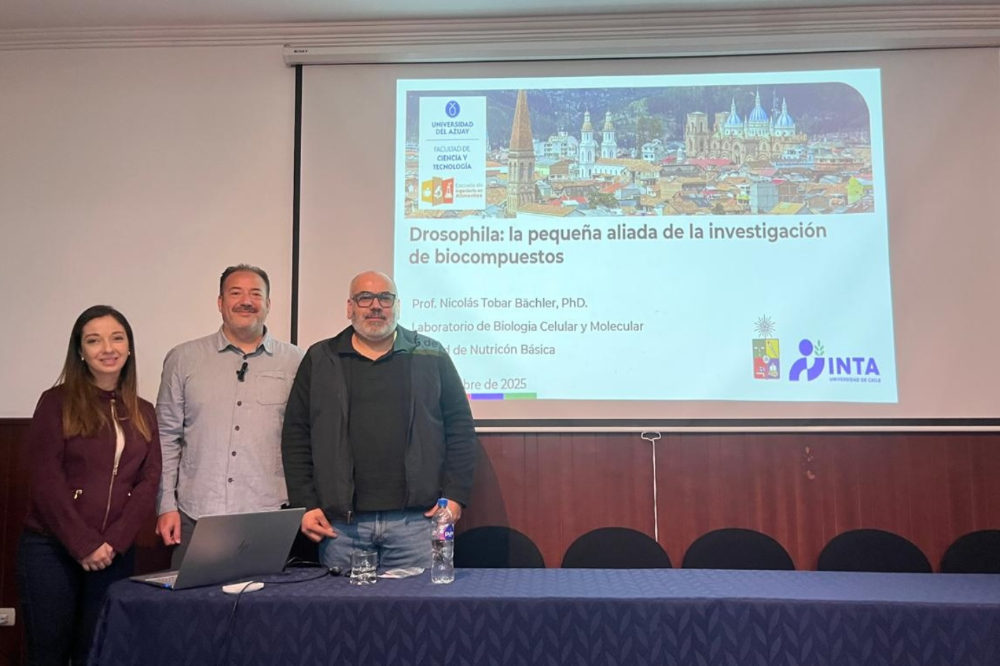 La ingeniera en Alimentos María Alicia Peña, MSc, el académico INTA U. de Chile Nicolás Tobar y el Dr. Marco Lazo, jefe de NutriOmic y miembro de RedLANN.