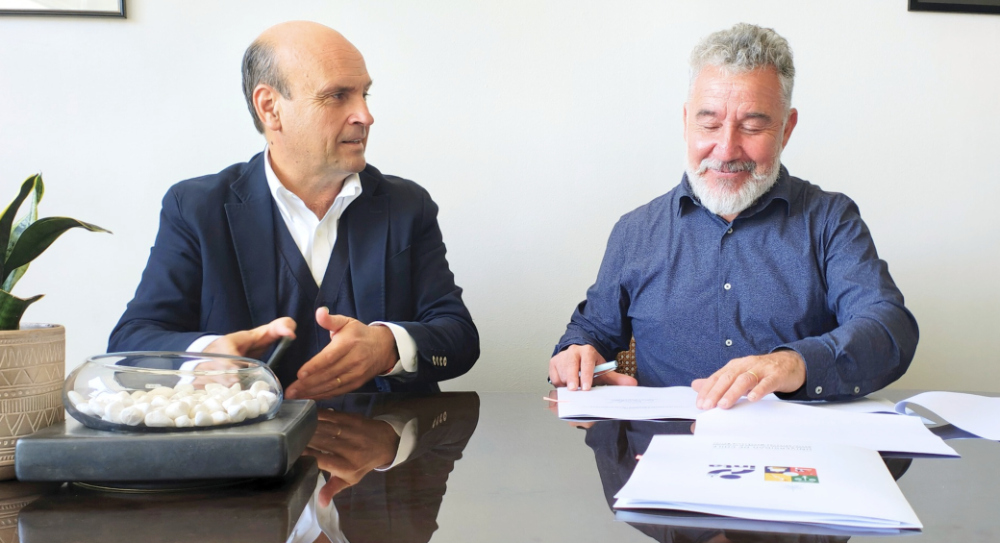 Gonzalo Uriarte, presidente de AB Chile, y Francisco Pérez Bravo, director del INTA de la U. de Chile. 