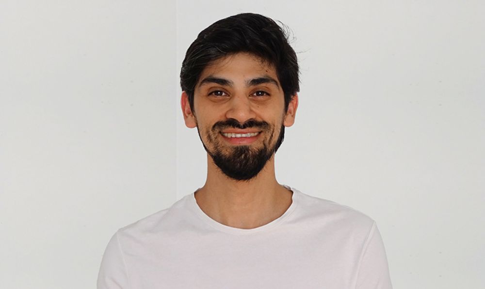 Juan Orellana Cornejo, se graduó del Magíster de Nutrición y Alimentos con la tesis titulada “Búsqueda de productos de la metabolización de los polifenoles del fruto del Calafate (Berberis microphylla) con propiedades termogénicas sobre adipocitos in vitro”, la cual fue dirigida por el Prof. Diego García Díaz, del Departamento de Nutrición de la Facultad de Medicina de la Universidad de Chile. La comisión revisora estuvo conformada por los profesores del INTA Adriano Costa De Camargo, Omar Porras y Paulina Ormazábal, quien también es profesora asistente de la Universidad de O’Higgins.  Juan es de profesión nutricionista, egresado de la Universidad de Chile, pero desde los inicios de sus estudios universitarios demostró interés en la investigación. “Me he dedicado desde el pregrado a proyectos de investigación relacionados con mecanismos fisiológicos involucrados en efectos beneficiosos del tratamiento con antioxidantes sobre el desarrollo de obesidad e insulino-resistencia en distintos modelos de estudio”, cuenta  Previo al ingreso del magíster, Juan se integró al grupo de investigación del Departamento de Nutrición de la Facultad de Medicina de la Universidad de Chile, conducido por el Prof. Diego García. Allí participó en actividades de investigación de proyectos relacionados con mecanismos fisiológicos asociados a efectos beneficiosos con tratamiento de antioxidantes, principalmente con el calafate, sobre el desarrollo en obesidad en modelos in vivo e in vitro. “En estos proyectos aprendí y apliqué distintas técnicas de laboratorio asociadas con preservación de muestras (tejidos y células), cultivos celulares, técnicas de extracción de ADN, ARN y proteínas, y técnicas de expresión génica y proteica.”  El nuevo magíster comenta que siempre consideró perfeccionarse con un curso de postgrado, pero que se decidió por un programa de magíster por su “pasión acérrima e interés hacia el campo de la docencia, investigación e innovación a través del estudio de la ciencia de la nutrición”. También afirma que eligió el INTA “principalmente por el reconocido prestigio que destaca a esta institución por su tiempo en desarrollar innovación e investigación en nuestro país, cuyo plantel académico es de excelente calidad docente y humana.”  Si bien el nuevo magíster asegura haber cumplido un sueño que estaba presente desde que era un niño, el terminar el magíster “también significa una oportunidad para seguir desarrollándome como el profesional que busco ser, así como también, una oportunidad para buscar nuevos horizontes, conocimientos y desafíos que permitan integrarme en la academia”. Por esta misma razón, Juan  ingresó al programa de Doctorado de Nutrición y Alimentos de la Universidad de Chile (DOCNUTAL): “Mi interés por la docencia y la investigación siguen firmes y no se detienen. Creo que es el paso natural de todo investigador en formación. Con ello espero ampliar, aún más, mi visión e interés sobre el desarrollo de nuevos acercamientos de soluciones para enfermedades relacionadas con la nutrición, las cuales siempre requieren de nuevas formas de abordaje por su complejidad”