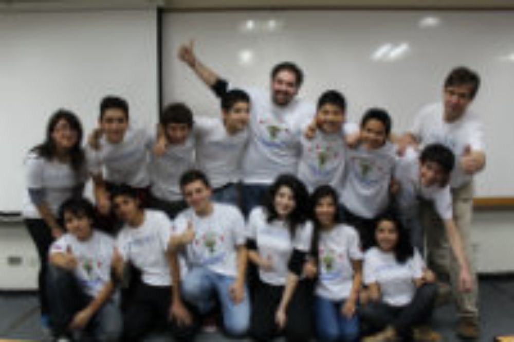 Los alumnos de Robótica de la Escuela de Verano junto a Aldo Di Biase y Felipe Smith. 