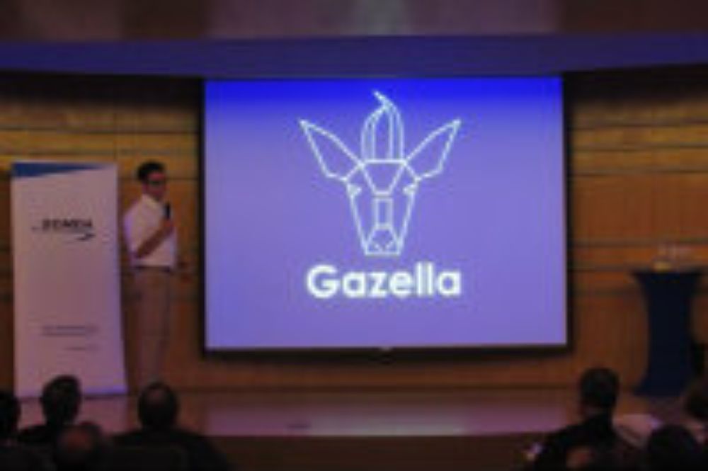 Maximiliano presentando su App al jurado.