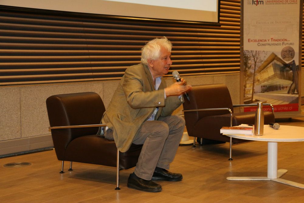 El Prof. Servet Martínez hizo la presentación del libro.
