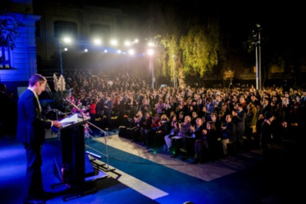 El vicedecano de la FCFM, Prof. James McPhee, realizó la toma juramento a los graduados y graduadas.