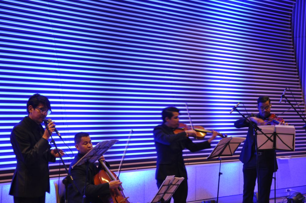 El grupo musical "Ensamble Dórico", deleitó con canciones populares a la audiencia.