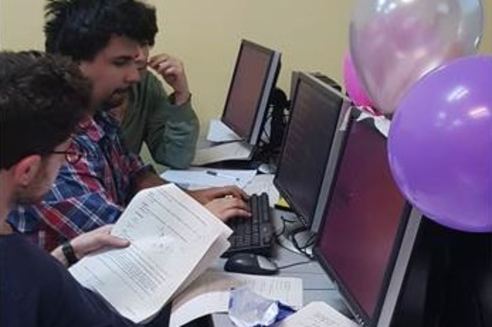 Estudiantes de la Universidad de Chile entrenando durante una de las sesiones del Taller de Programación Competitiva impartido en el DCC.