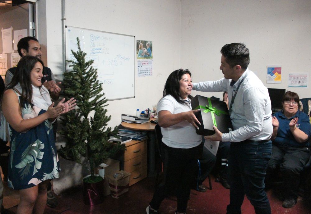 Álvaro Contreras felicitó a las distinguidas con un regalo de la ACHS.