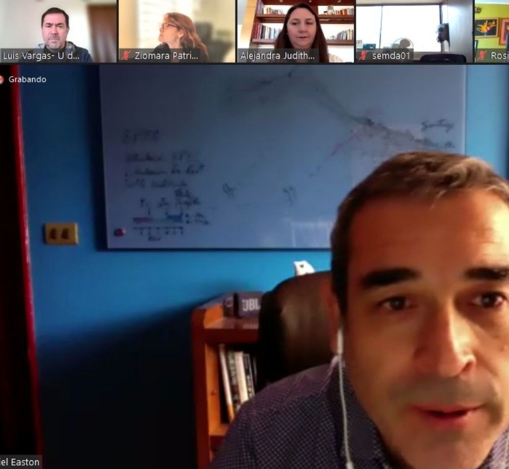 Profesor Gabriel Easton, Director EPEC dando la bienvenida